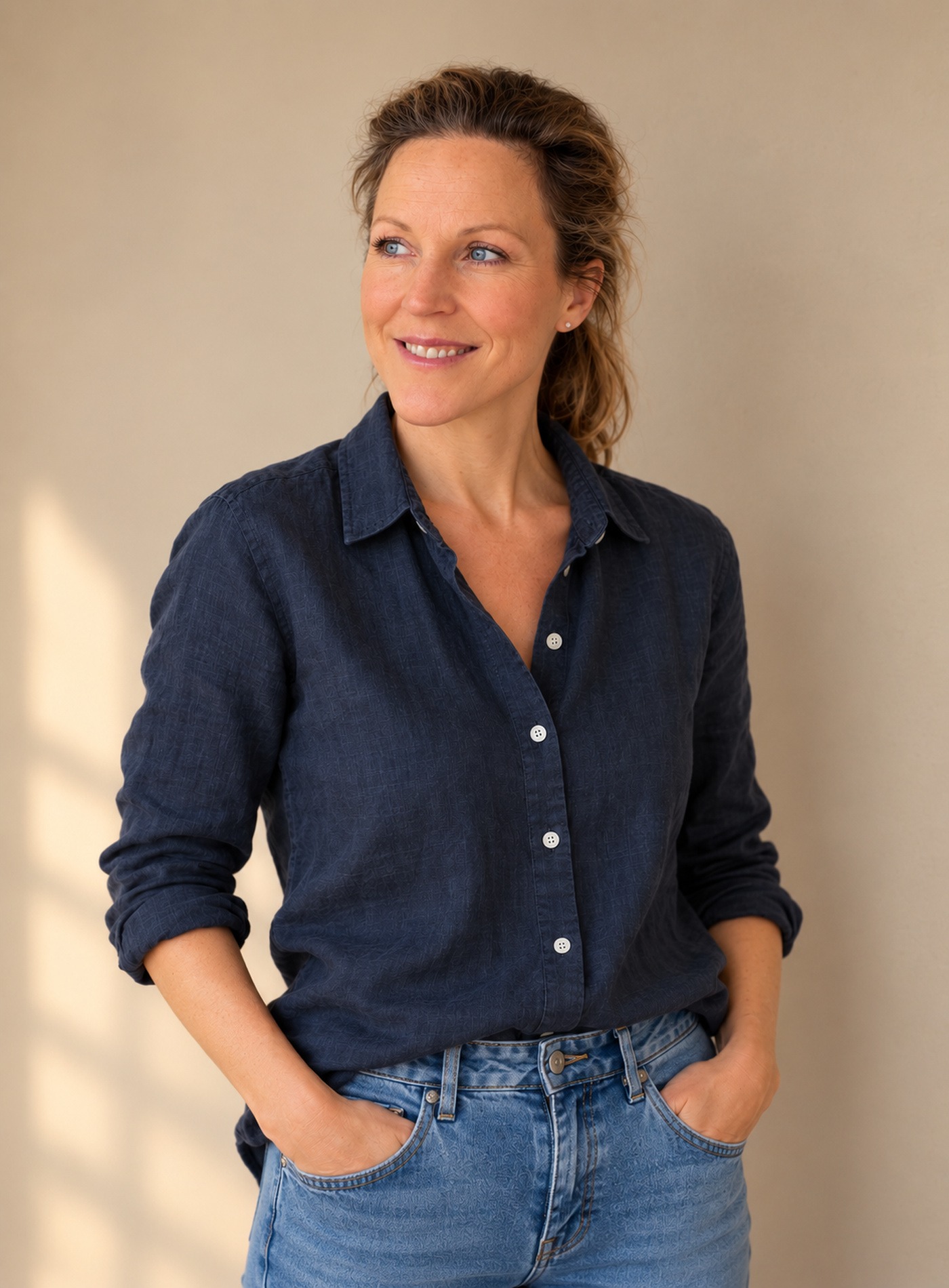 Lisa Jonsson i blå linneskjorta i ett ljust rum